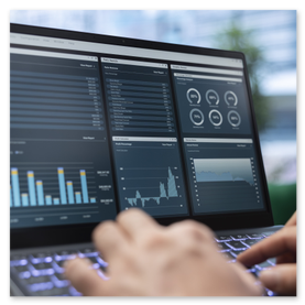 Dashboard de KPIs en pantalla