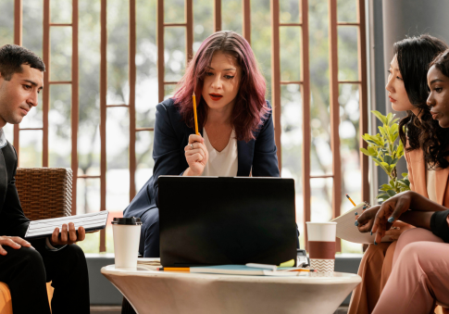 Equipo de consultores colaborando en oficina